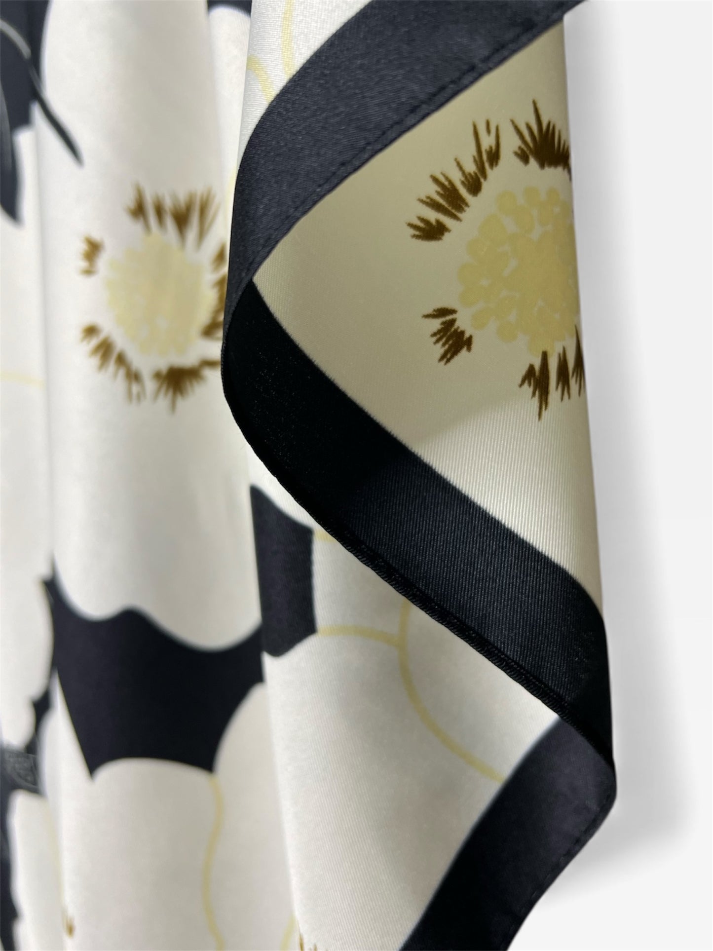 Square Hijab Silk - Black and white flower