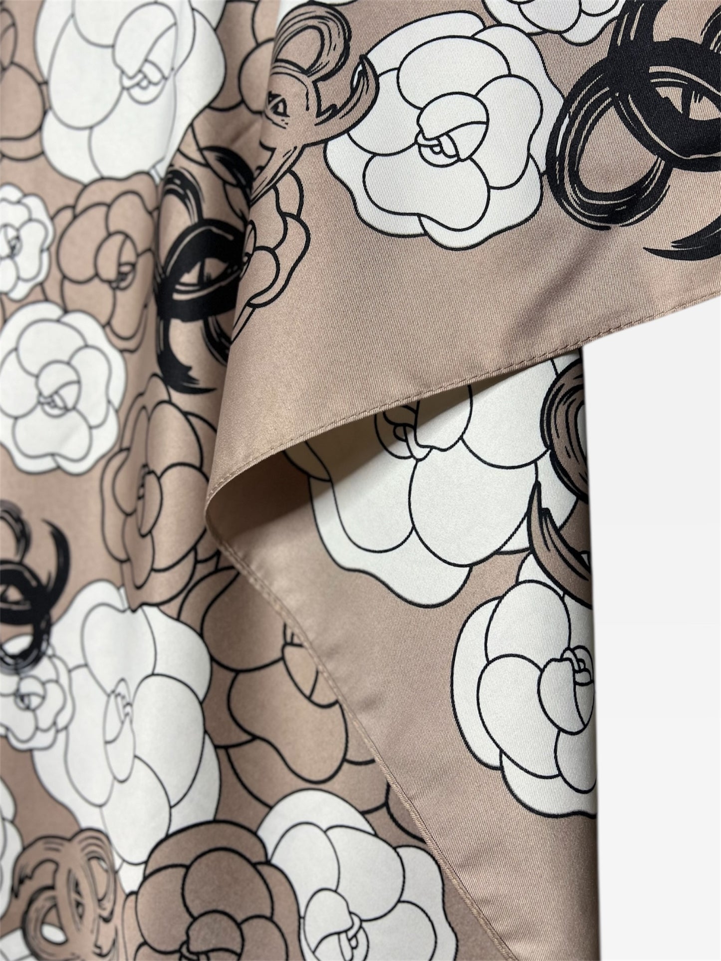 Square Hijab Silk - Floral Beige 