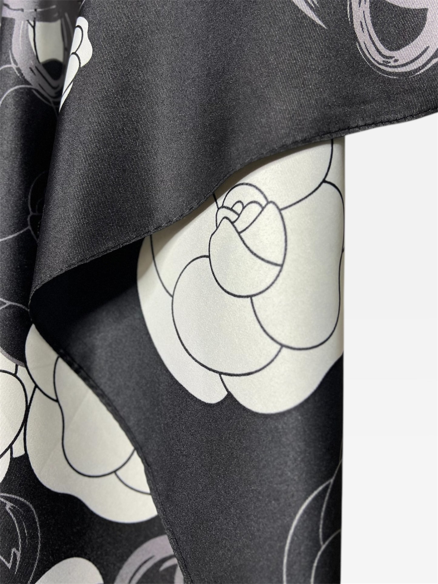 Square Hijab Silk - Floral Black