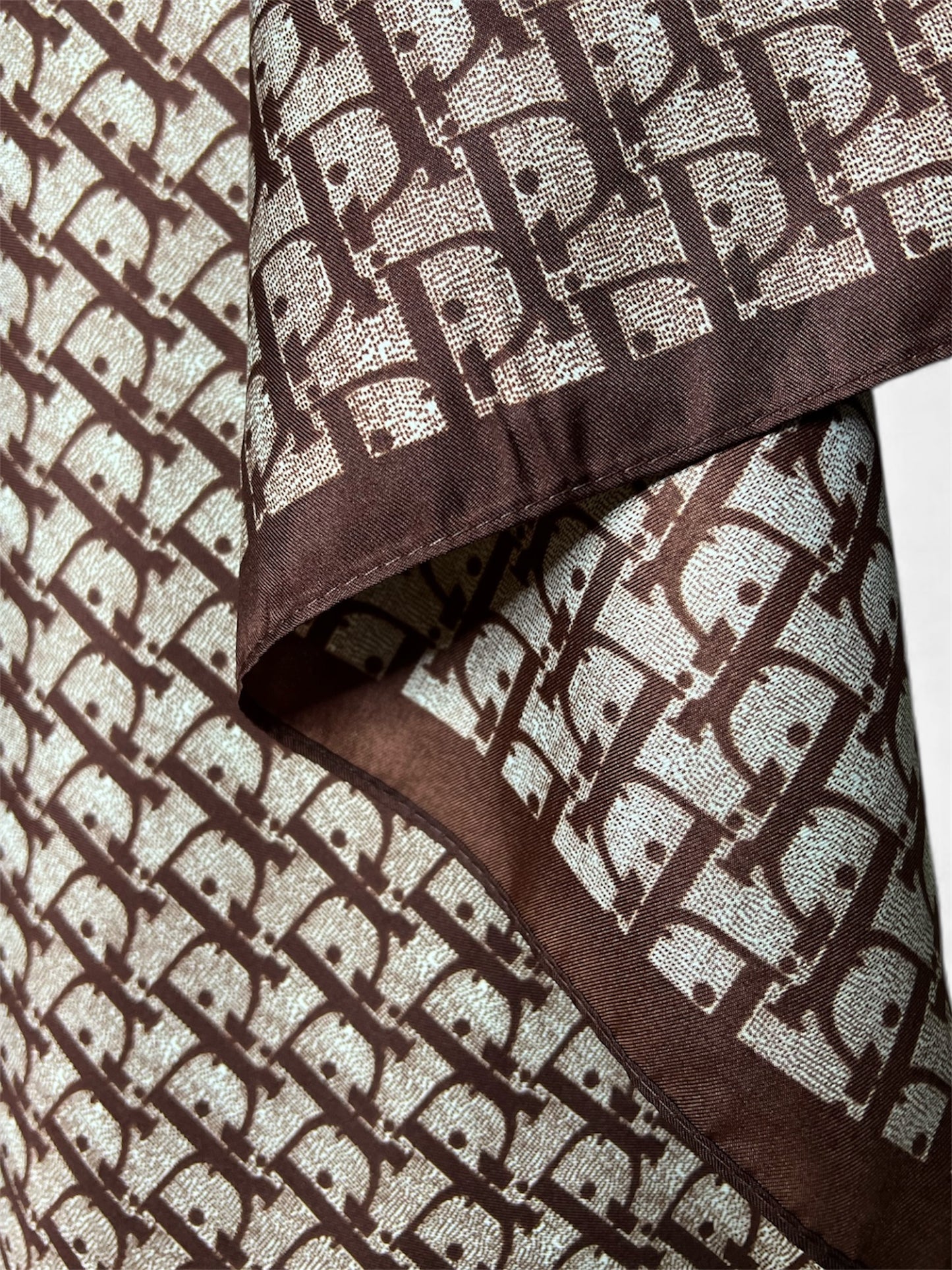 Square Hijab Silk - Dark red Pattern